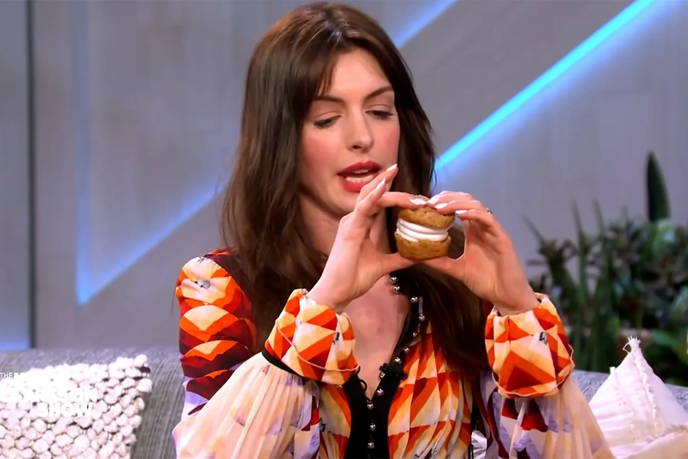 anne hathway eating cupcake