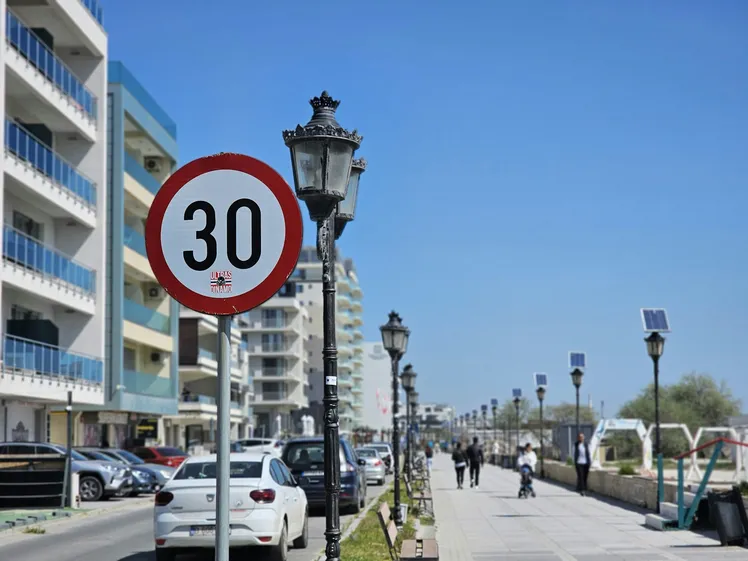 speed limit sign board