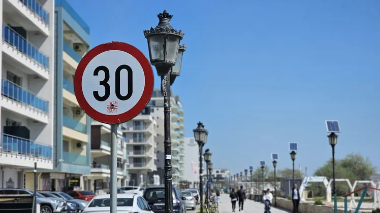 speed limit sign board