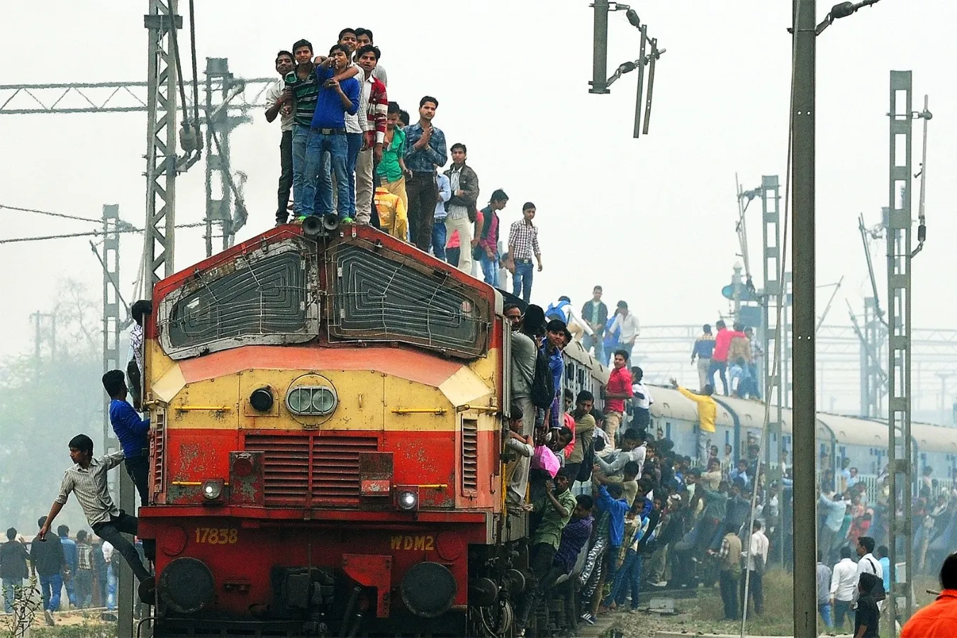 people on roof of train in india